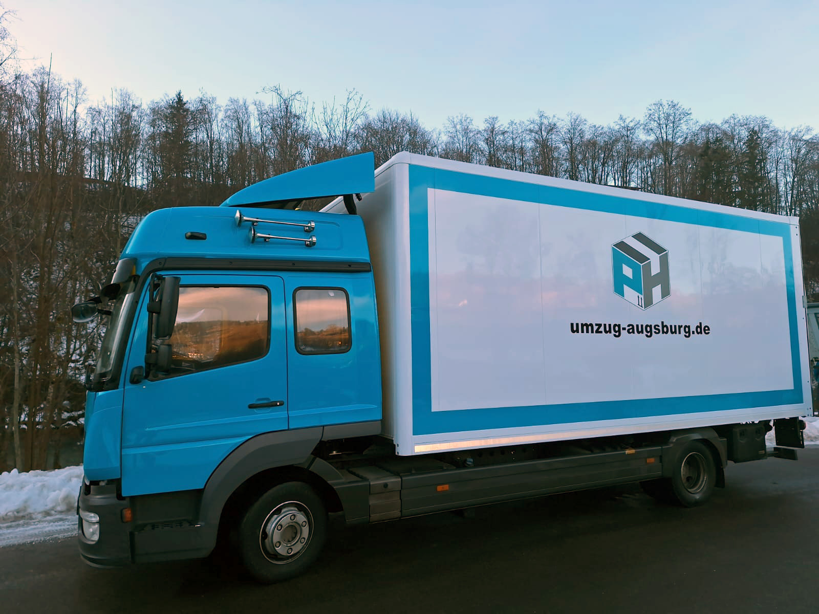 Unser Mercedes-Benz Atego Möbel-LKW, bereit für Ihren Umzug in Augsburg Unser Mercedes-Benz Atego Möbel-LKW, bereit für Ihren Umzug in Augsburg